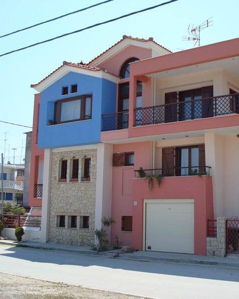 Lithari Apartments Ierissos Halkidiki, exterior view of the beachfront and family friendly accommodation.
